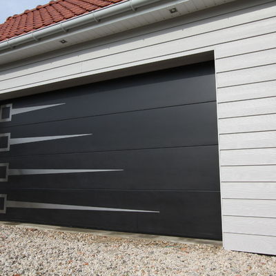 Un trabajador herido grave al caerle a encima una puerta metálica.