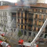 Muere un bombero en el derrumbe de un edificio en Oviedo.