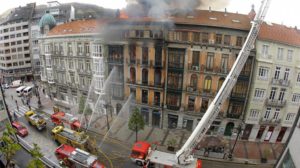 Muere un bombero en el derrumbe de un edificio en Oviedo.