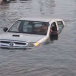 Cómo escapar de un coche que se está hundiendo.