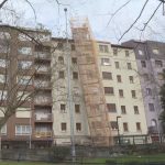 Vecinos confinados por andamio desplazado.