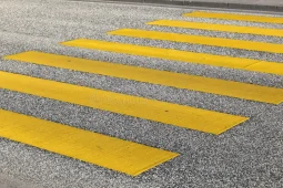 Paso de cebra amarillo